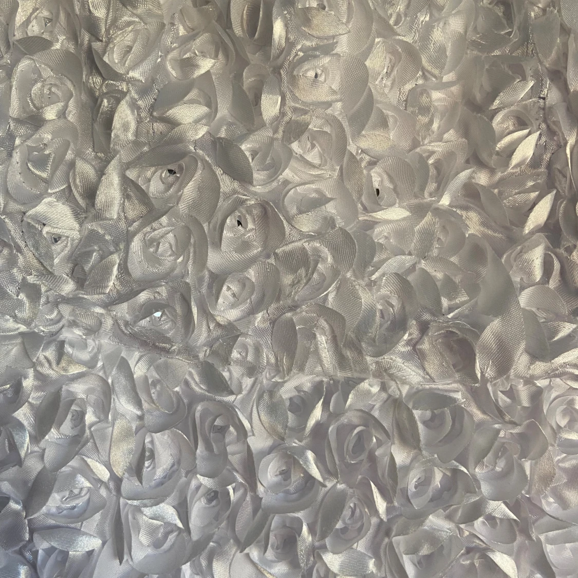 Vit axelbandslös studentklänning med rosor - 2