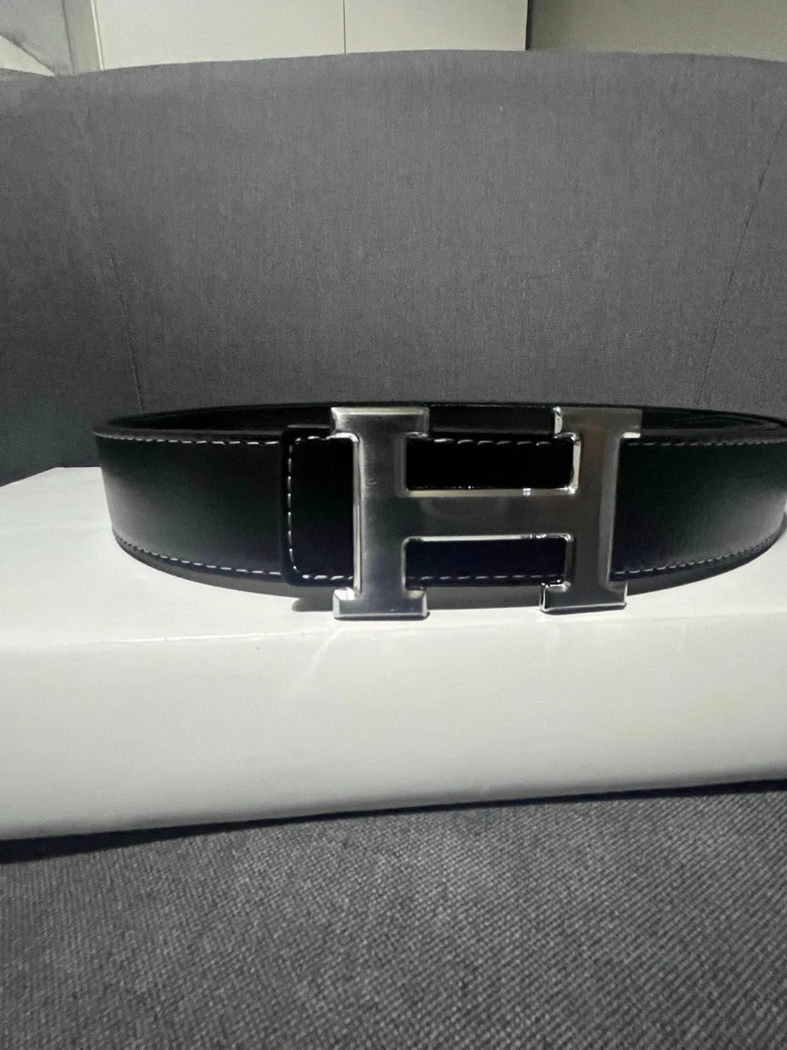 Svart hermm”s bälte med silver logga - 1