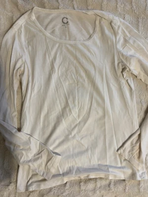 Vit långärmad topp  - Säljer en enkel och stilren vit långärmad topp från Cubus i storlek M.  perfekt att matcha med jeans eller kjol. Materialet känns skönt mot huden.