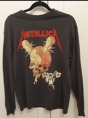 Metallica långärmad tröja Damage Inc - Svart långärmad Metallica tröja i strl Xs som ska va lite " oversized" så vill du att den ska sitta " normalt" så är den lite som en S /M i storleken 🌸