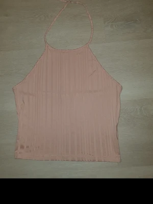 Rosa ribbad topp från Monki - Ribbad halterneck topp från monki i strl M med knyte runt halsen 🌸