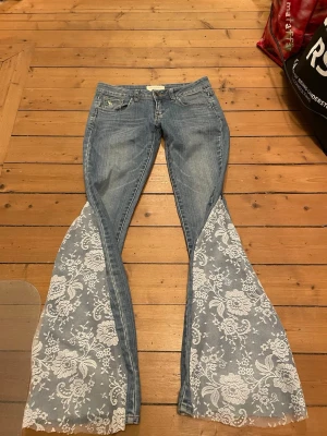Lågmidjade jeans med spets - Säljer dessa lågmidjade jeans som är omsydda till bootcut med spetstyg. Midjemått 37 cm och innerbenslängd 78 cm. Kontakta mig gärna privat vid frågor eller liknande 💗💗obs fri frakt på dessa jeans fram till 12 januari!! 