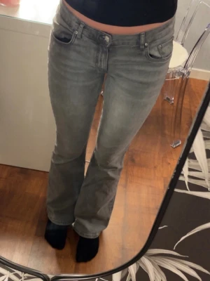 Gråa jeans ifrån Gina Tricot  - Jag säljer mina jeans ifrån Gina då de är för stora och vill bli av med några jeans. De är storlek 42 och använda fåtal gånger. Inga defekter. Köpta för 500 kr 
