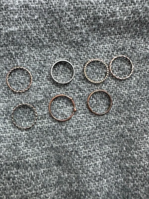Ringar  - 11 kr för alla 7 ringar. Ej äkta och då tappat färgen, blandade storlek 