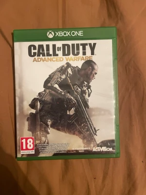 Call of Duty: Advanced Warfare (Xbox One) - Call of Duty: Advanced Warfare till Xbox One. Komplett med fodral, skiva och manual. Skivan ser ut att vara i gott skick utan synliga. PEGI 18.