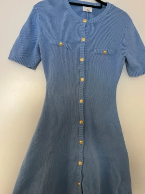 Elegant ribbstickad klänning - Slutsåld blå ribbad miniklänning från H&M. Använd 1 gång och nypris är 399 kr, men säljer för 150 kr💗