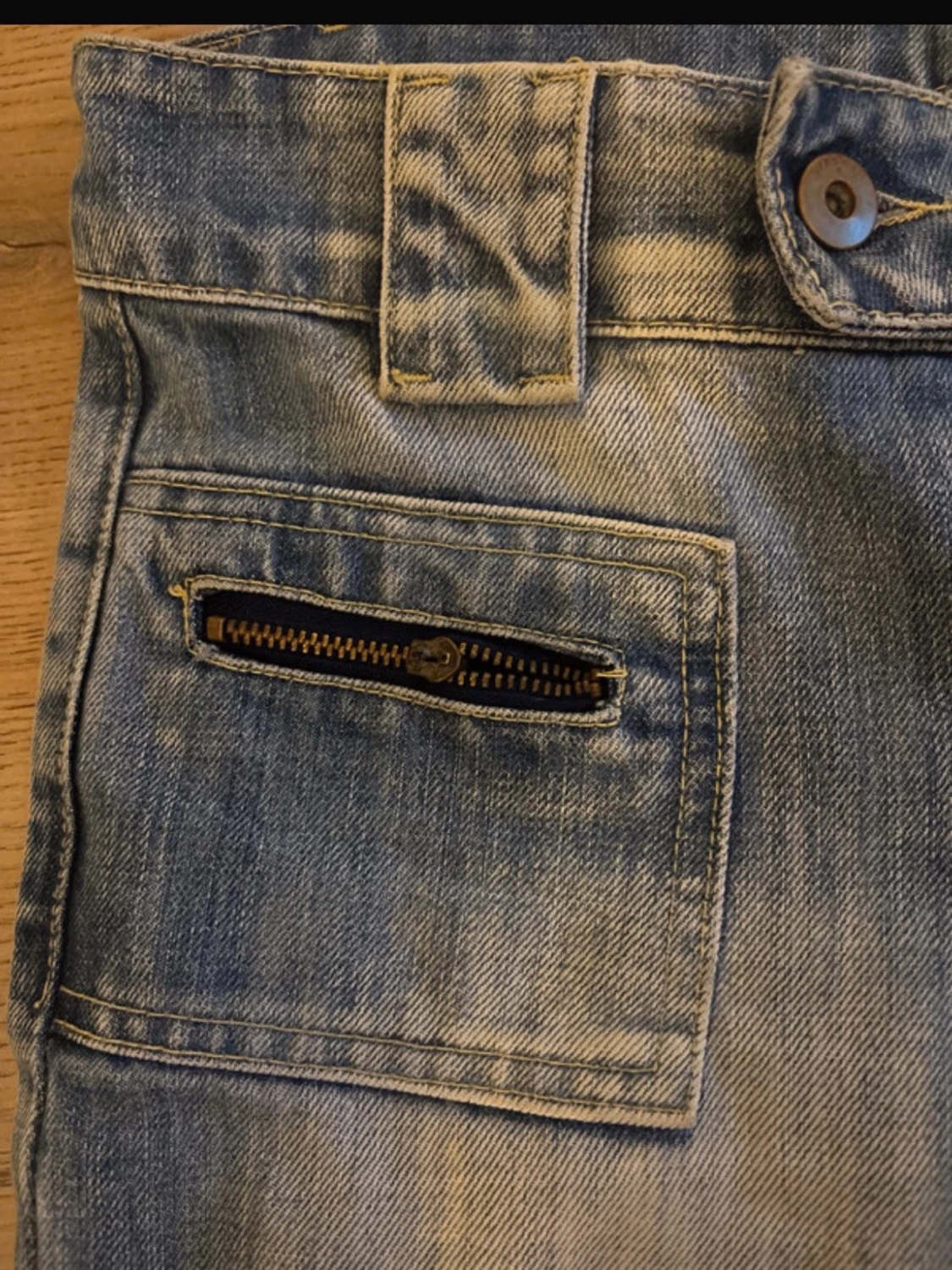 Blå jeans med as snygga fickor  - 2