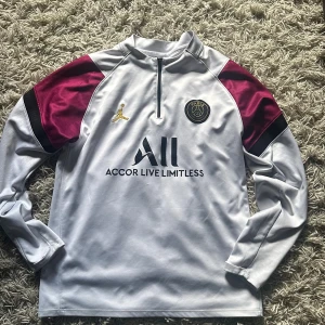 Psg x jordan tracksuit - Riktigt snygg och bekväm tracksuit som passar folk som är 165-180 cm långa ish, hoodien är lite större och kan även passa längre människor, för mer frågor osv är det bara att skriva Mvh Hjalle 💸