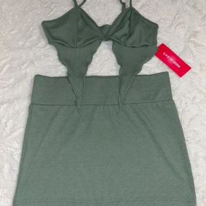 Grön set från SHEIN - Snygg grön ribbad kortkjol och topp från SHEIN i stretchigt material. Helt nytt set och ger en snygg siluett. Skriv vid frågor 🥰