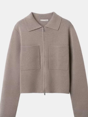 Beige stickad kofta från Arket - Säljer en beige stickad kofta från Arket med dragkedja framtill och två stora fickor. Koftan har en klassisk krage och lång ärm, perfekt för lager på lager under höst och vinter. Enkel och stilren design som passar till det mesta.