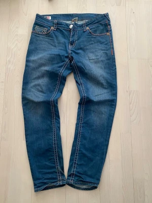 Archive jeans  - Tjena! Säljer nu dessa extremt snygga jeans från true religion! Jeansen är i bra skick. Priset är ej hugget i sten så hör av dig vid minsta fundering:)