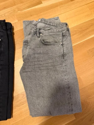 Hope Jeans - Grå Hope Jeans mycket fint skick men hål i båda fickorna
