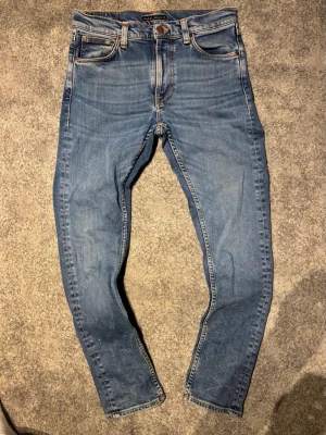 Nudie jeans Lean dean - Säljer ett par riktigt snygga nudie jeans✅ -fint skick -storlek w28 L 30 midjemått:41🙌🏼 -slim fit passform (riktigt bra) Köpt på jeansbolaget för 1500kr, mitt pris: 449🙌🏼 Hör gärna av er vid frågor