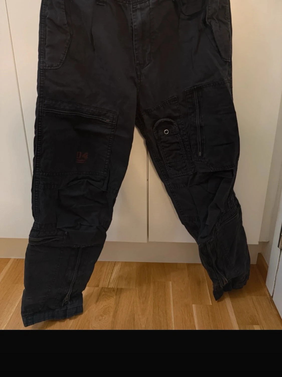 Svarta cargopants med dragkedjor