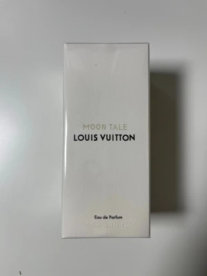 LV Moon Tale - Oanvänd och Högkvalitativ doft som även används för mig själv. Kvaliten är testad och visar sig vara extremt lik.  En del av China exclusive serien. Skriv gärna ett meddelande innan köp.