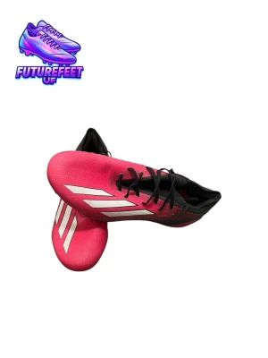 Adidas rosa fotbollsskor med snörning - Snygga fotbollsskor från Adidas i en stark rosa färg med svarta och vita detaljer. Skorna har snörning och en spetsig tå, samt Adidas klassiska ränder på sidan. Ovandelen är tillverkad i syntetmaterial för lätthet och smidighet på planen.