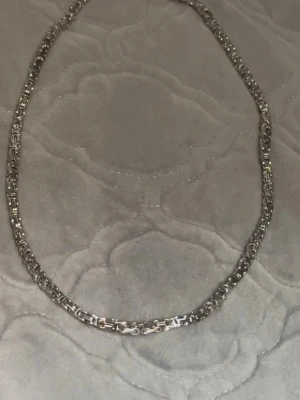 Silver kedja - Säljer denna kedjan som jag fick i present, den är endast testad.