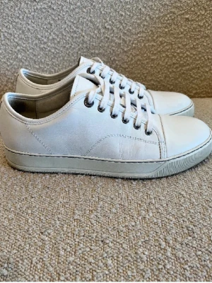 Vita Lanvins Uk 6 - Ett par vita lanvins i storlek Uk 6 (40-41) mer bilder kan skickas vid behov innan köp, för frågor är de bara att skriva!