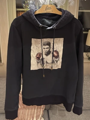 Limitato hoodie  - En helt sjukt snygg limotato hoodie som inte säljs längre! Mohamed Ali edition som är mycket svår att få tag på! Storlek M i fint skick! Tyvärr har jag inte Box :( . Nypris runt 3000kr.