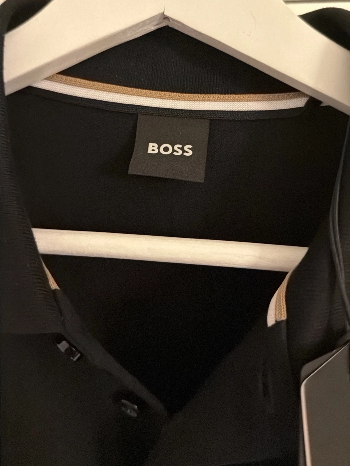 Svart piké från BOSS med beige detaljer - 1