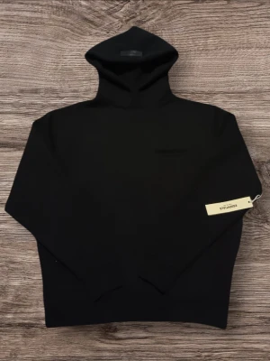 Essentials hoodie - En helt ny bekvän svart Essentials hoodie, en väldigt trendigt hoddie som jag rekommenderar till dem yngre som är beroende med designer hoodies. Hoodien är väldigt varm innuti så jag rekomenderar den till vintern, men funkar till sommarn också! 