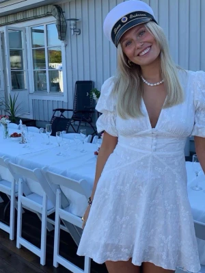 Adoore student klänning vit med prislapp - Adoore vit klänning med prislapp kvar på! Nypris 1500 kr.