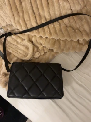 Svart flätad väska  (man kan ta av axelremmen) - Fick den för längesen, använder inte tyvärr. Helt oanvänd. Skriv privat för fler bilder💞