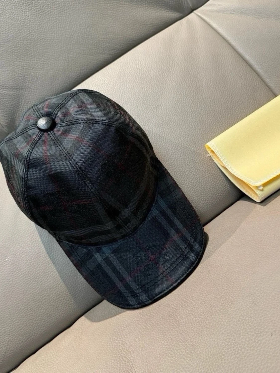 Svart rutig keps från Burberry - 1