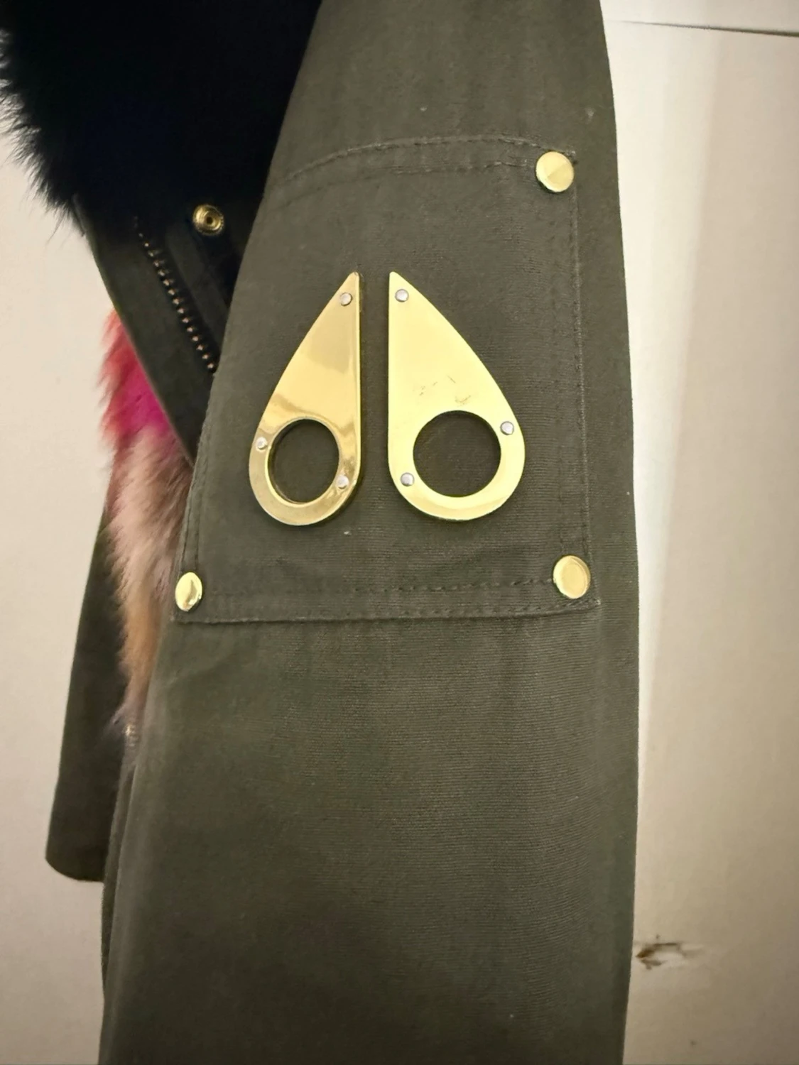 Moose Knuckles parkas med färgglad päls - 2