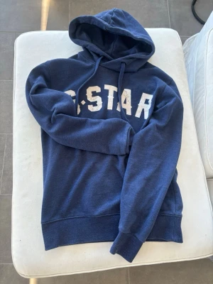 G-STAR hoodie - Mörkblå hoodie med vit text