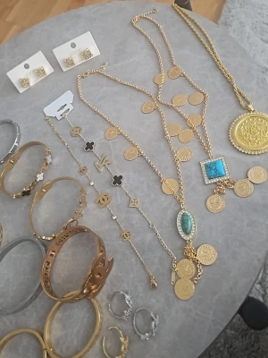 Accesoarer - Säljer accesoarer, värde ca 2500 om jag vill sälja de styckvis, men säljer allt för 1200kr