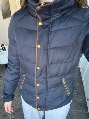 Snygg vinterjacka  - Marinblå täckjacka från Vila storlek S 