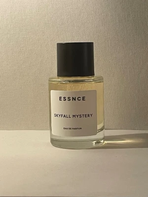 Skyfall Mystery Eau de Parfum - Skyfall Mystery från Essnce är en Eau de Parfum topnot  Jasmine Hjärtnot   cashmere Woods basnot Amber. 50ml