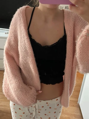 Ljusrosa stickad kofta från missäy! - Supermysig ljusrosa stickad kofta med oversized passform och långa ärmar. Den har super skönt material och är använd endast några fåtal gånger💕