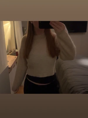 Supersöt beige croppad stickad tröja Lindex  - jättesöt beige stickad tröja från Lindex som är något croppad i modellen. Endast använd några få gånger💕 
