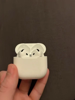 AirPods Pro - Apple AirPods Pro med trådlöst laddningsetui. Dom är helt nya och har nästan aldrig dom. Skriv om du ör intresserad eller har några frågor 
