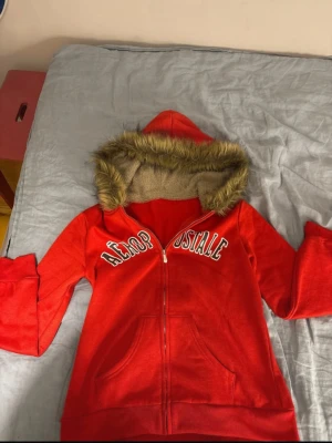 Aéropostale zipup med fur Hood  - Skit snygg zip up köpt på secondhand men ser väldigt fräsch ut, varm och mysig huva.
