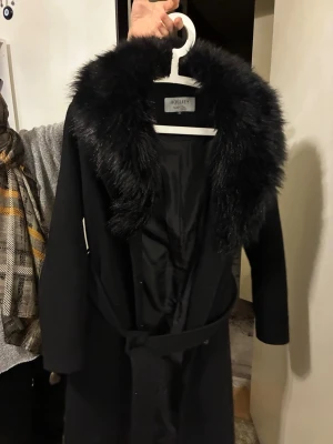 Svart kappa med fuskpäls från Hollies - Frakt ingår - Fler frågor? Skriv bara 💞