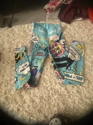 Färgglada leggings från Stronger XXS - Supersnygga leggings från Stronger i storlek XXS💕