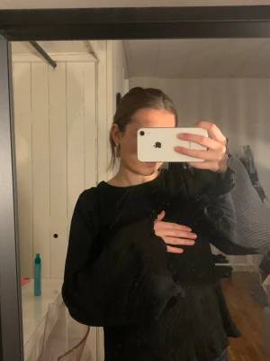 Blus med volang ärmar  - Svart ribbad blus med volang i ärmarna - som ny