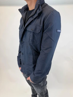 Woolrich Jacka  - Hej! Säljer nu denna väldigt snygga och eftertraktade Woolrich Fieldjacka!  Jackan är slutsåld överallt och går inte att få tag på… jackan är perfekt nu till hösten/vintern  Storlek L Ny pris: 6000 kr Säljs för: 1399 kr 