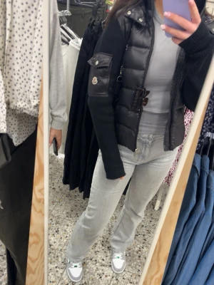 Svart Moncler cardigan med luva  - Säljer en svart cardigan jacka från Moncler med stickade ärmar och detaljerad ficka på armen. Jackan har dragkedja framtill. Passar perfekt till vår/sommar/höst. QR kod finns att skanna på den. Storlek S, unisex. Kan gå ner i pris vid snabb affär