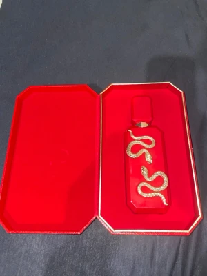 Veneno Scarlet exklusiv parfym - Veneno Scarlet från French Avenue kommer i en lyxig röd förpackning med en iögonfallande orm på flaskan. Perfekt för dig som vill sticka ut och addera en unik touch till din stil. Snygg design som drar blickarna till sig. Helt ny 🆕 