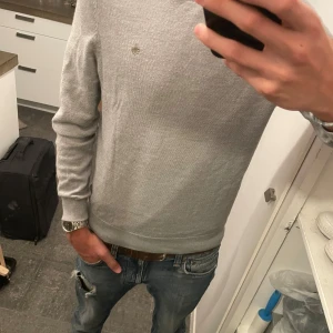 Morris Tröja - Otroligt snygg tröja från märket Morris, perfekt för hösten! 🙌🍂Tröjan är gjord av 100% merinoull, endast använd ett fåtal gånger. 👍Tröjan har dock råkat få en liten oljefläck (se bild 4) men borde vara enkelt att få bort med tvättmaskinen och lite diskmedel. Tröjan är igenkligen storlek S men passar mer som storlek XS. Personen i annonsen är dessutom 179 och väger 55 kg. Säljs för 200kr