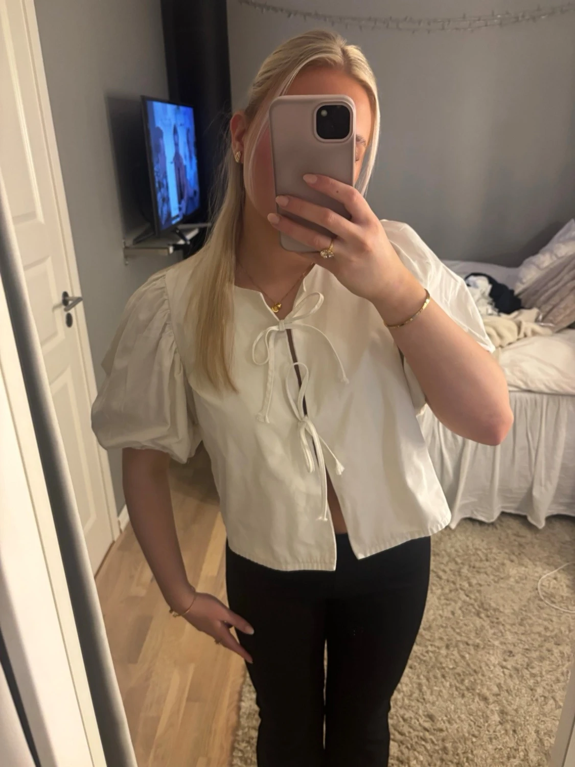 Blus med rosetter från Gina Tricot  - 1