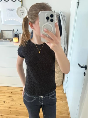 Svart texturerad topp  - En svart topp från Zara med korta ärmar och rund halsringning. Toppen har ett strukturerat, vävt mönster som ger en cool textur. Tryck gärna på köp nu!❤️