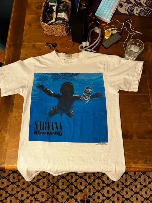 Nevermind t-shirt med sällsynt tryck - Nirvana Nevermind Turné Merch. Med ett lite sällsynt tryck, barnet är väldigt mörkt. Cond 9/10 