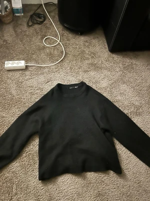 Svart stickad tröja  - En svart stickad tröja med vida armar ifrån lager 157! 