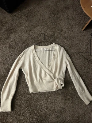 Knyt stickad tröja från h&m  - Super fin stickad tröja med knyt ifrån h&m. I storlek 152 men passar mig som vanligtvis har xs.