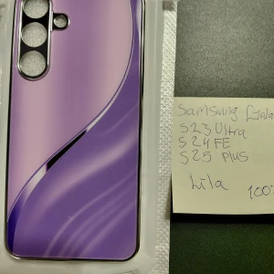Samsung Galaxy S23 Ultra/S24 FE/S25 Plus Skal Lila - Snyggt lila mobilskal kompatibelt med Samsung Galaxy S23 Ultra, S24 FE och S25 Plus. Skalet är nytt och i perfekt skick, med elegant design och bra skydd för din telefon. Passar utmärkt för dig som vill kombinera stil och funktion.
